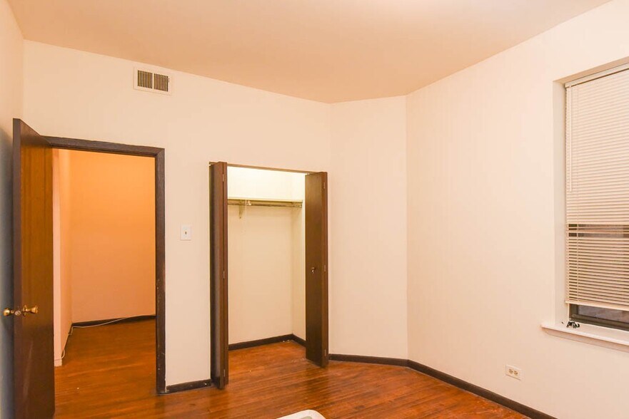 Building Photo - 3149 W Medill Ave