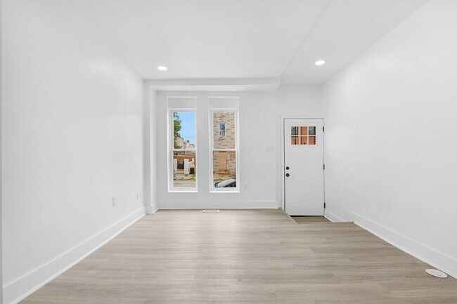 Building Photo - GORGEOUS end unit in Baltimore! 3 Bedrooms 3 Bathrooms Plus a Rec Room!
