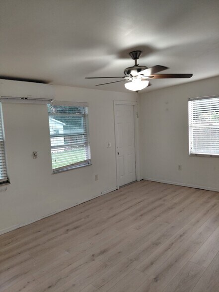 Building Photo - 1003 39th Ave W