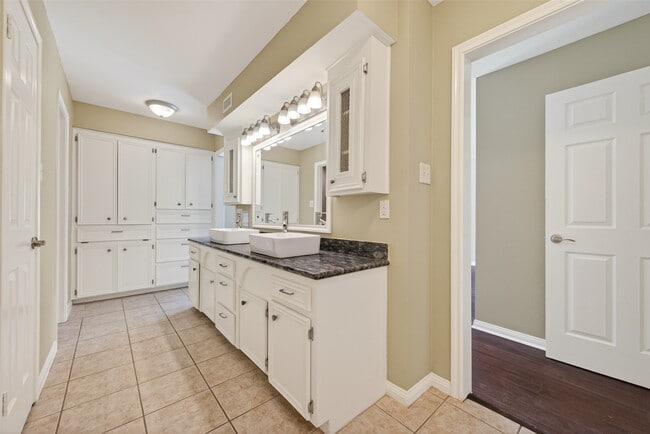 Building Photo - 2815 Bermuda Dunes Dr