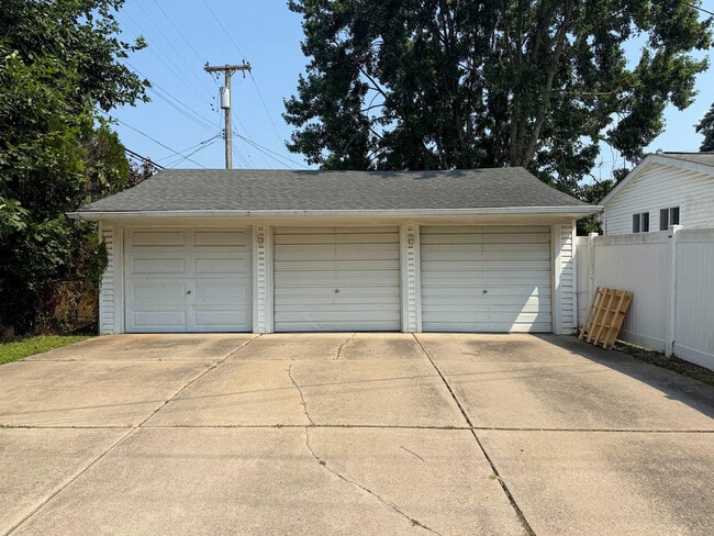 Building Photo - 2082 Vernier Rd