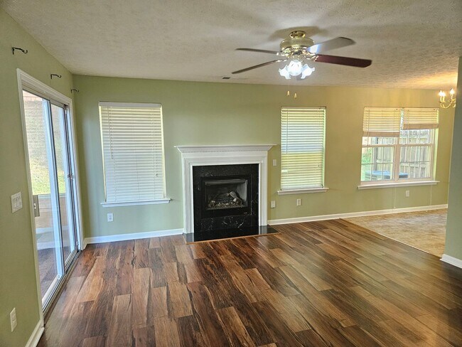 Building Photo - Rare 3 bed 2.5 located in the Etowah School District