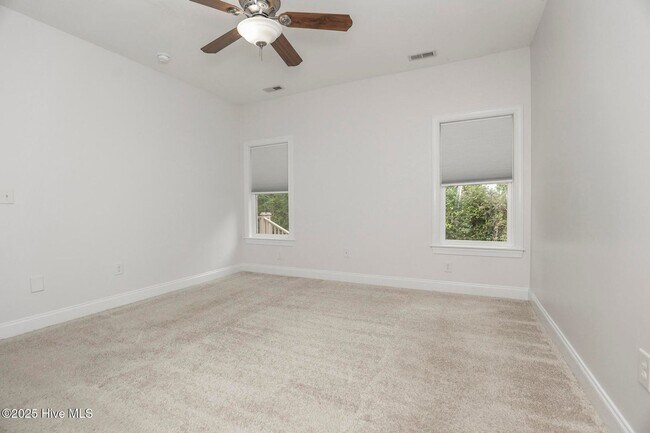 Building Photo - Rental Avail in Olde Point!