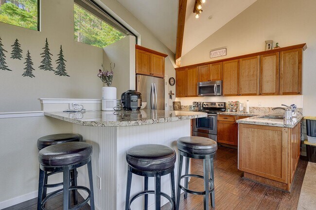 Building Photo - Updated condo with lakeviews