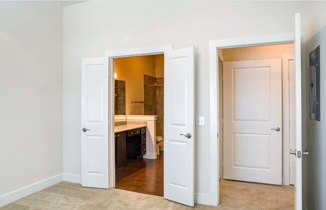 Building Photo - 15455 Canterbury Forest Dr