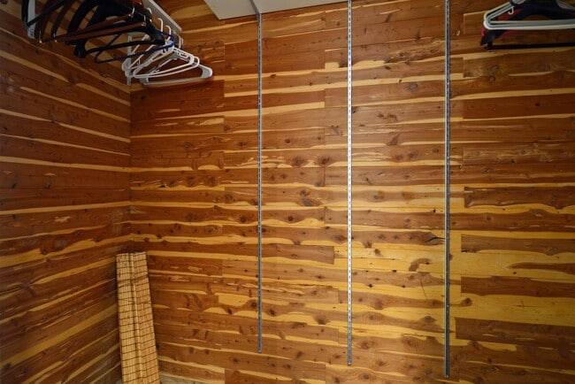 Building Photo - Beautiful 4-bedroom 2.5-bathoom - Great Lo...
