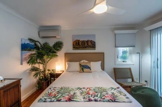 Building Photo - Stunning views of Kbay, steps to water