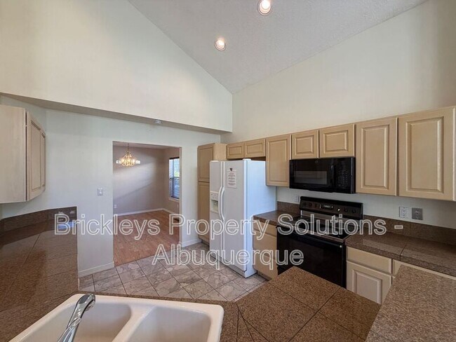 Building Photo - 6517 Glen Oak NE