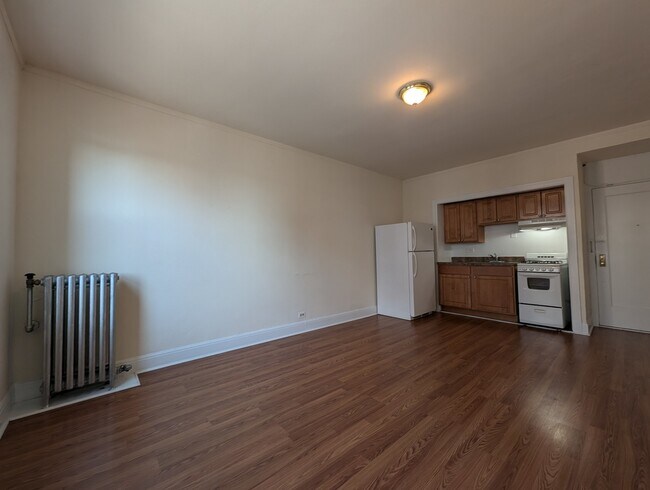 Building Photo - 3335 W Diversey Ave