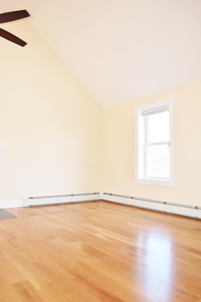 Building Photo - 220 North Ave