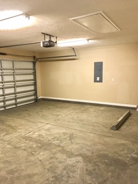 Building Photo - Move In Ready! 3 Bedrooms, 2 Baths & garage!