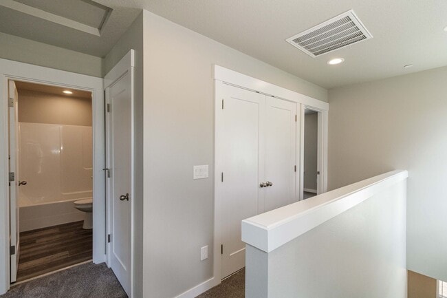 Building Photo - Move In Ready 3 Bedroom 2.5 Bathroom with ...