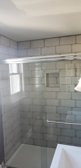 Tiled shower - 910 Spring Garden St