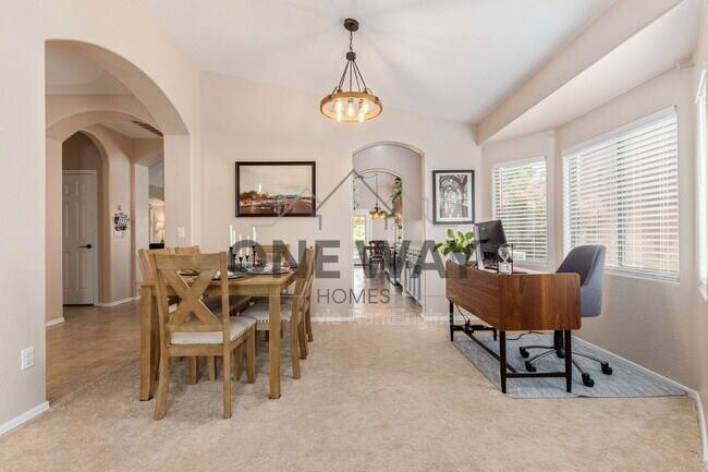 Building Photo - 543 S Wildrose