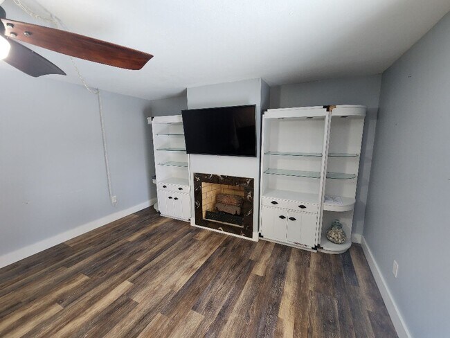 Building Photo - Charming Townhome in Cedar Dunes