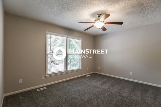 Building Photo - 4 Bedroom Pet-Friendly Home in LIBERTY, MO with Main Street Renewal