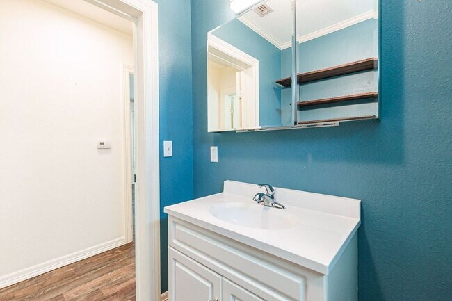 Building Photo - Cute 2 Bedroom Close to Texas Tech