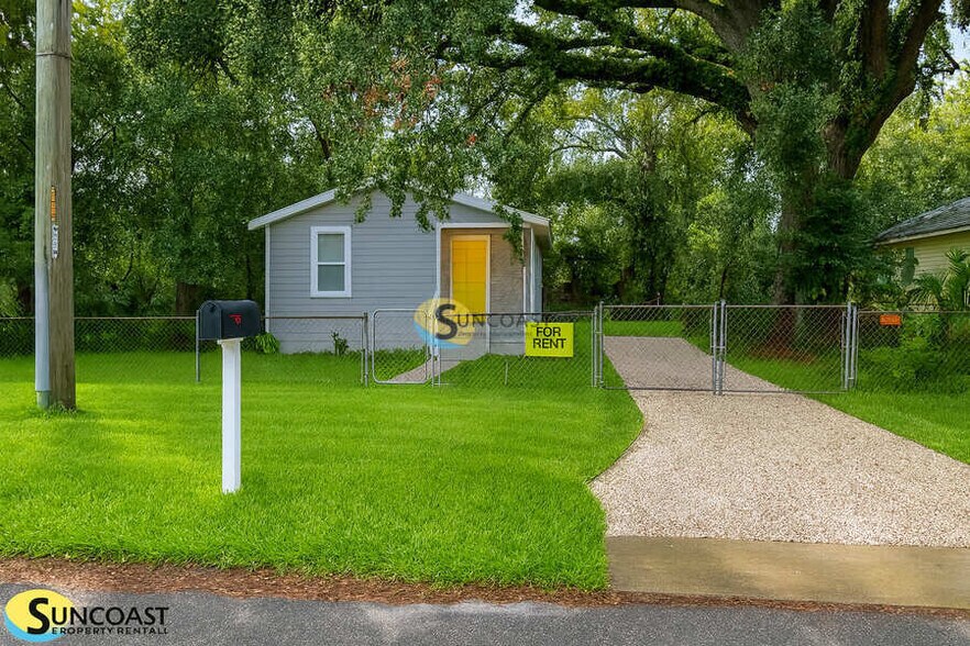 Primary Photo - 3233 Rosselle St