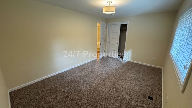 Building Photo - Spacious, Open-Concept 3 Bedroom West Linn Home