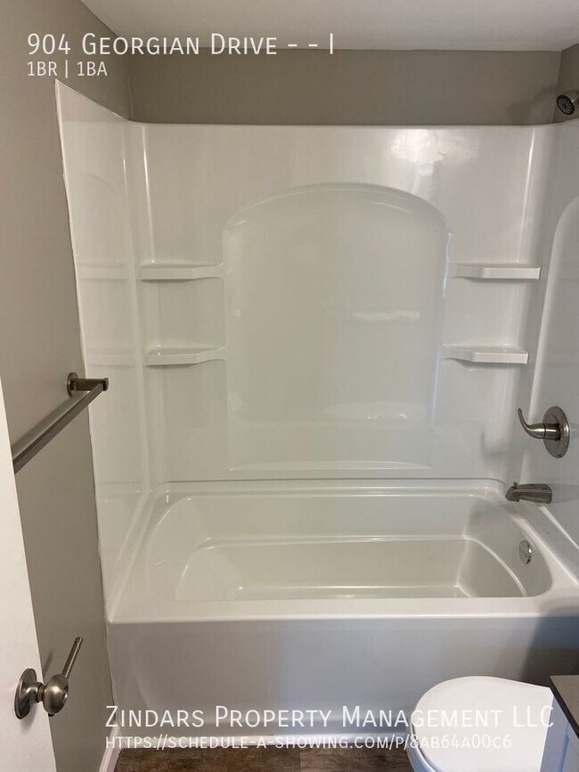 Building Photo - 904 Georgian Dr