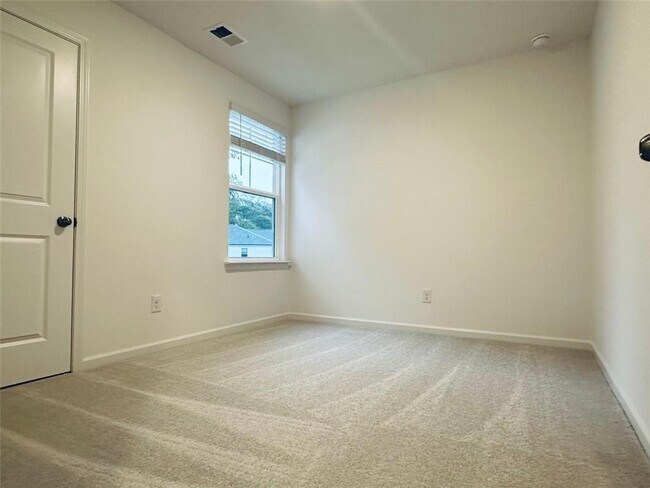 Building Photo - 1400 Hunter Trl