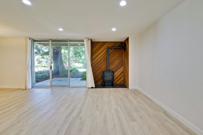Building Photo - Beautiful 2BR 2BA downstairs condo in Moun...