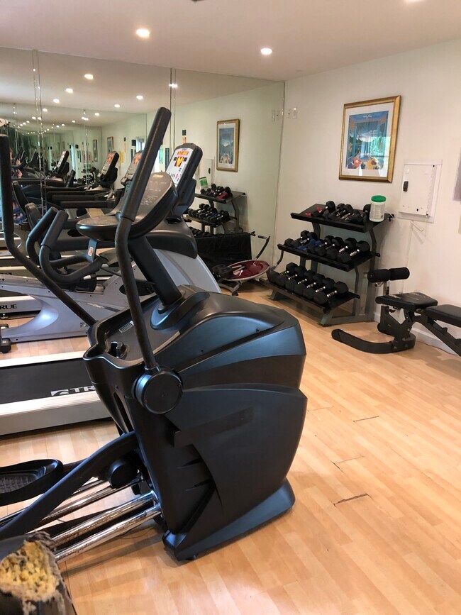 Building Photo - 5192 NE 6th Ave