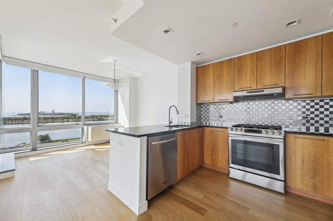 Building Photo - 25 Hudson St