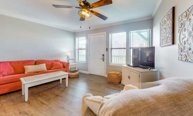 Building Photo - 952 W Beach Blvd