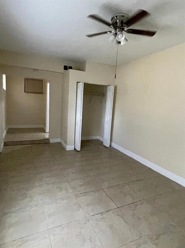 Building Photo - 5 bedroom in Dania FL 33004