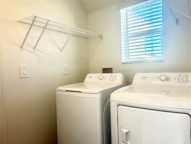 Building Photo - 8480 SW 41st Cir