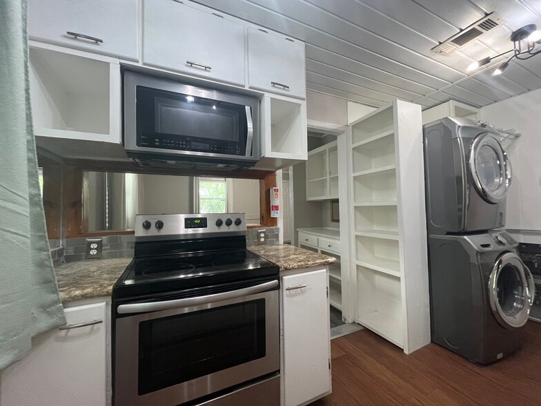 Kitchen - 1407 W Church St