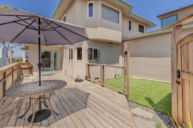 Building Photo - Contemporary 3 Bedroom/2 Bath Home With Oc...