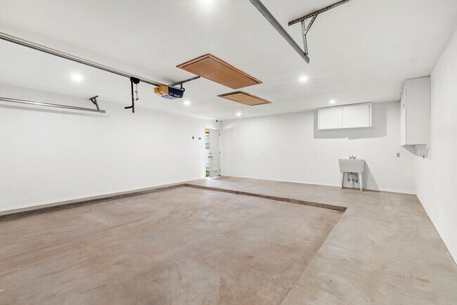 Building Photo - 1418 Crescent Dr