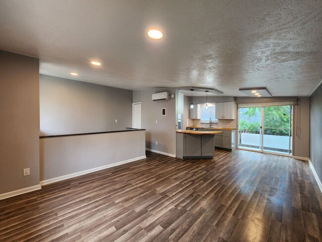 Building Photo - Remodeled 2 Bedroom in Lakewood! Great Loc...