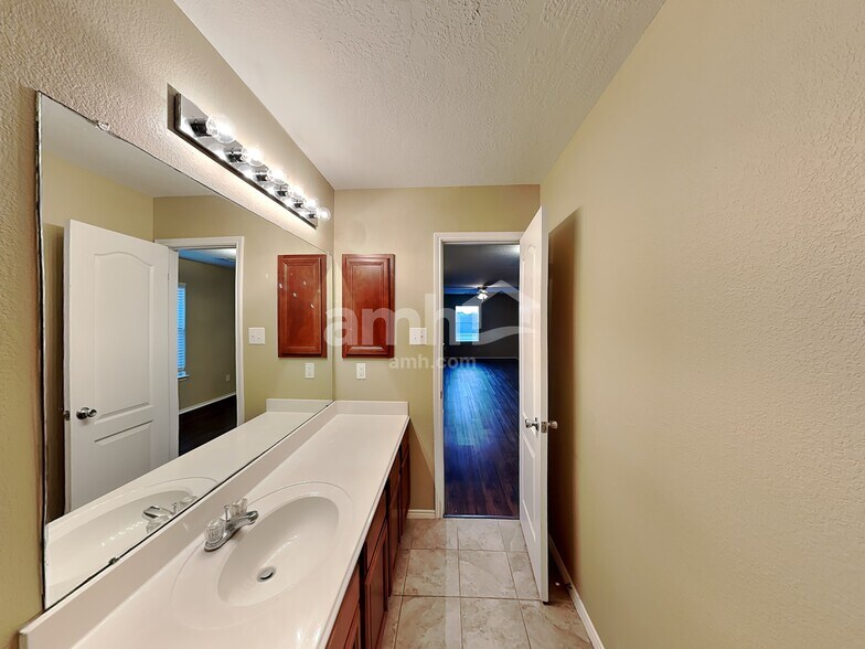 Building Photo - 15326 Boulder Hollow Ln