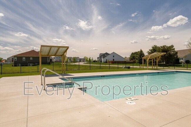 Building Photo - W242N5663 Simona Dr