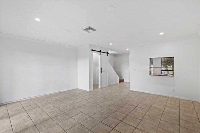 Building Photo - 814 Hill Dr