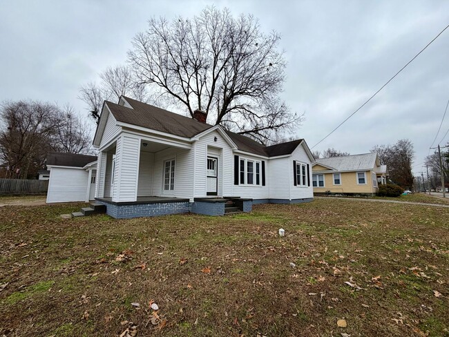 Primary Photo - 200 Summer St