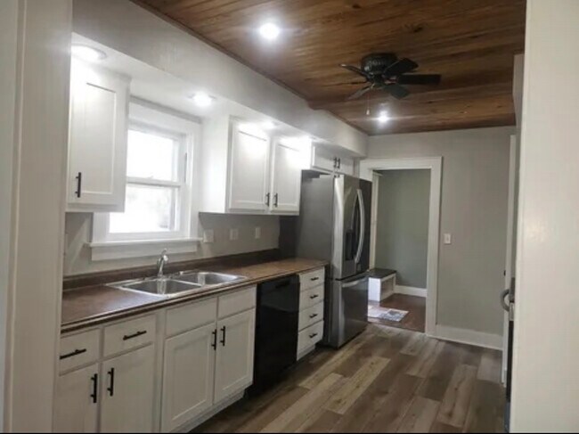 Building Photo - 719 S Market St