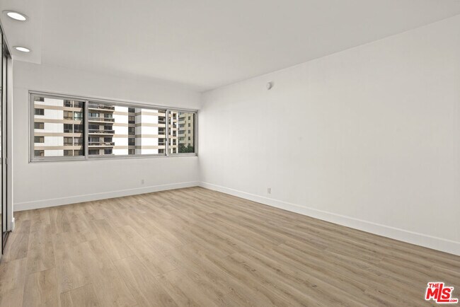 Building Photo - 10450 Wilshire Blvd