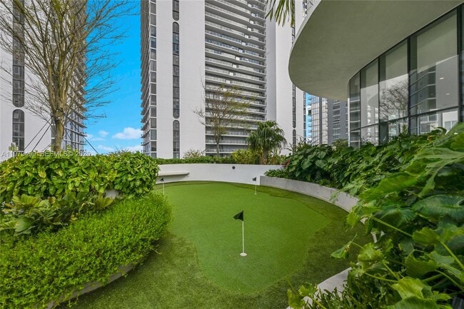 Building Photo - 700 NE 24th St