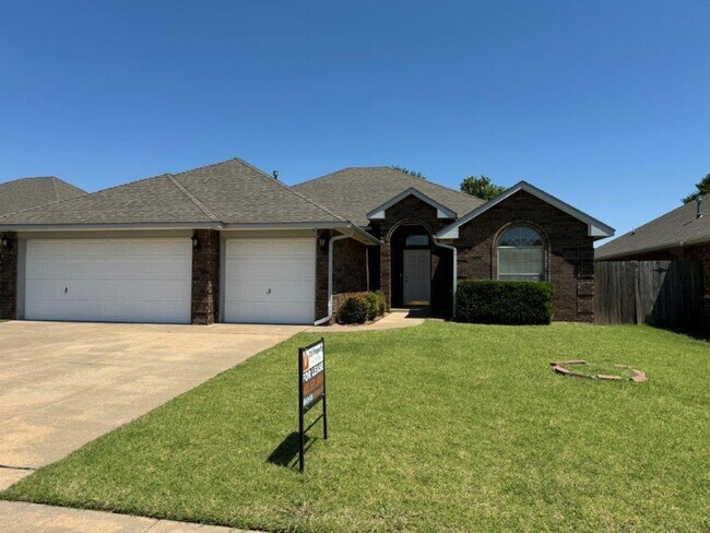 Building Photo - 4 bed, 2 bath ,3 car with storm shelter! B...