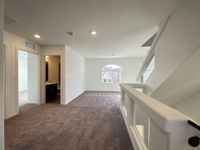 Building Photo - Robindale & Westwind