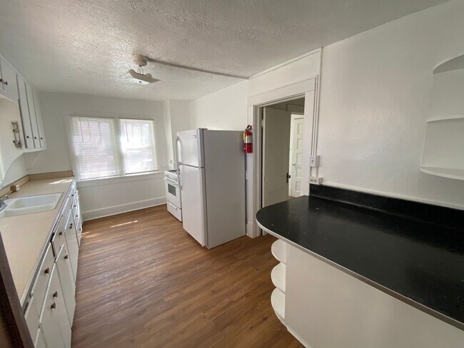 Building Photo - Spacious 3-Bedroom