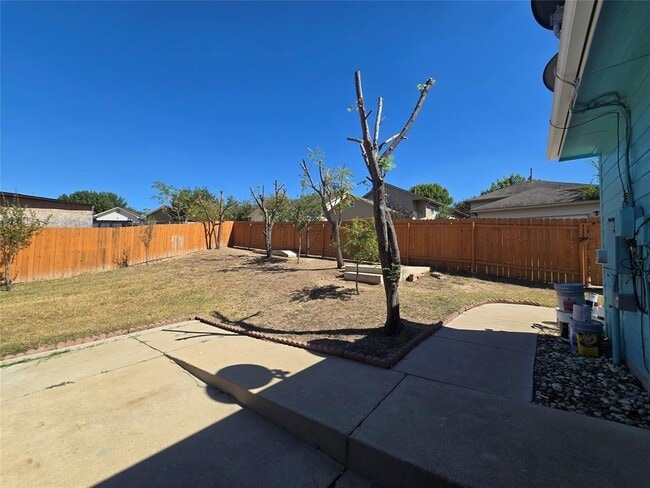 Building Photo - 7013 Marejada Dr