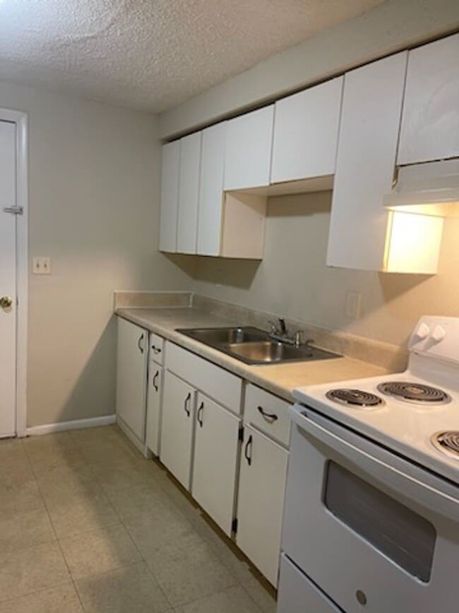 Building Photo - 2 Bedroom 1 Bath Duplex For Rent at 7068 C...
