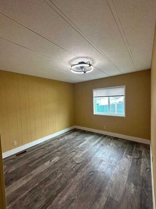 Building Photo - 1616 Frontage Rd