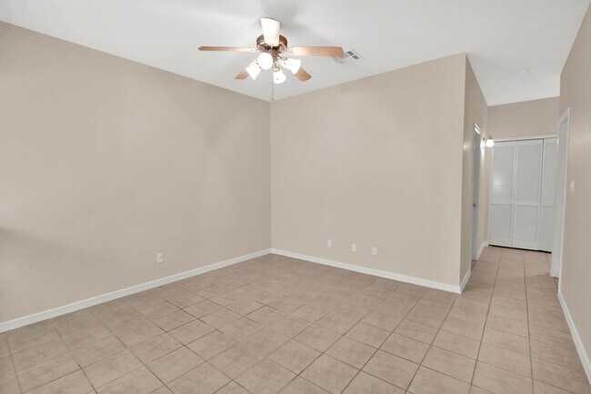 Building Photo - Adorable 3 bedroom 2.5 bath condo in Easts...