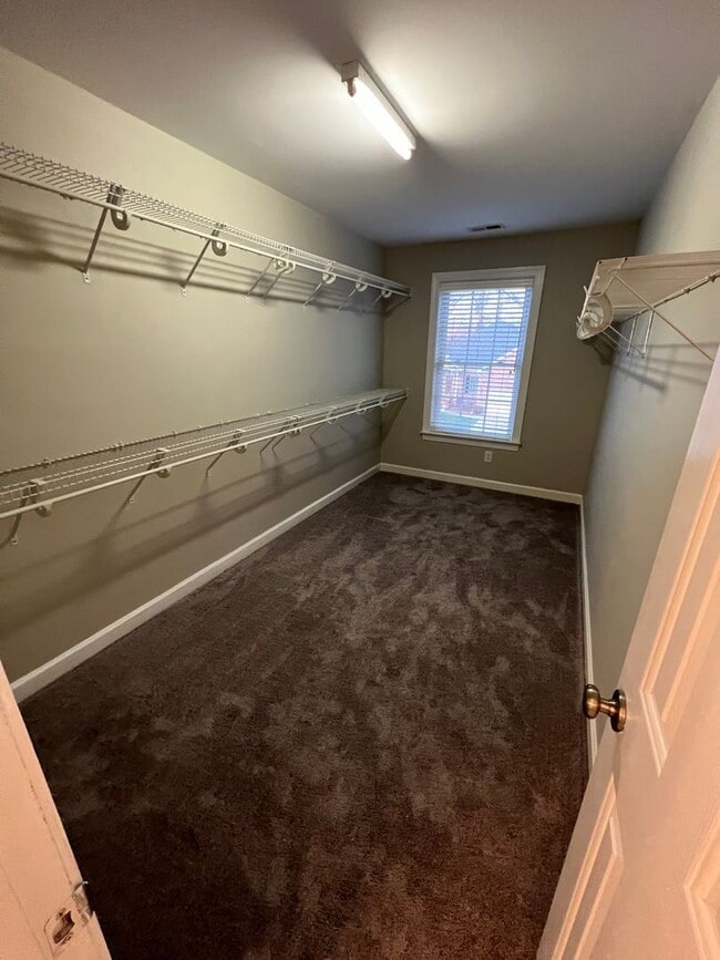 Building Photo - Beautiful 5 bedroom Executive Home In Wakefield